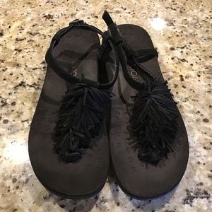 Vionic black suede fringe sandal 8